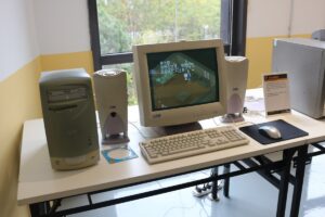 Oude desktopcomputer als illustratie bij einde support Windows 10